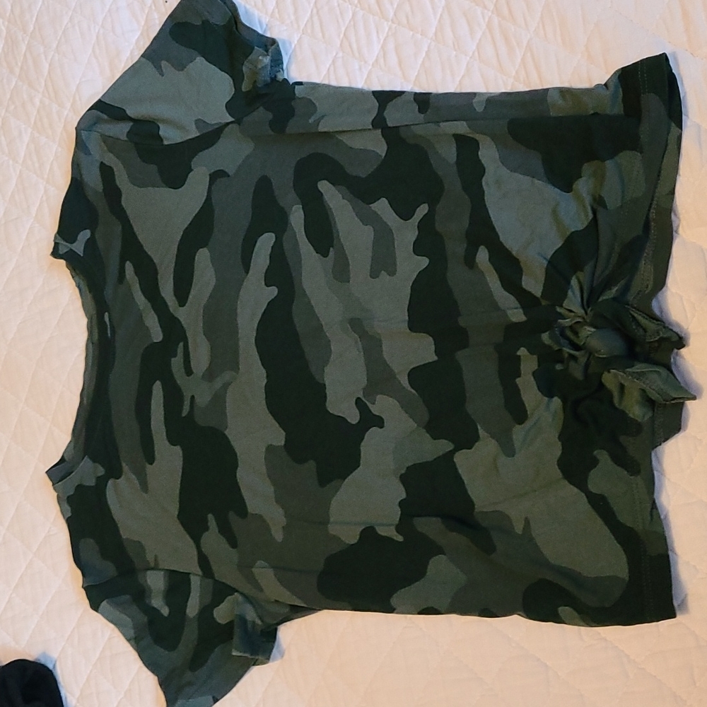 💥3/$25💥 Camo print front knotted Tee